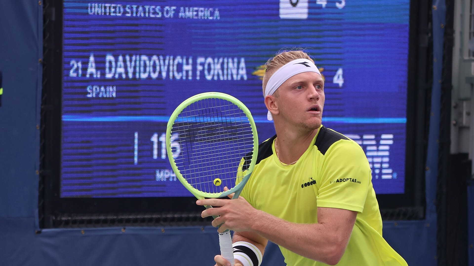Алехандро Давидович Фокина с ракета пред таблото на US Open 2023