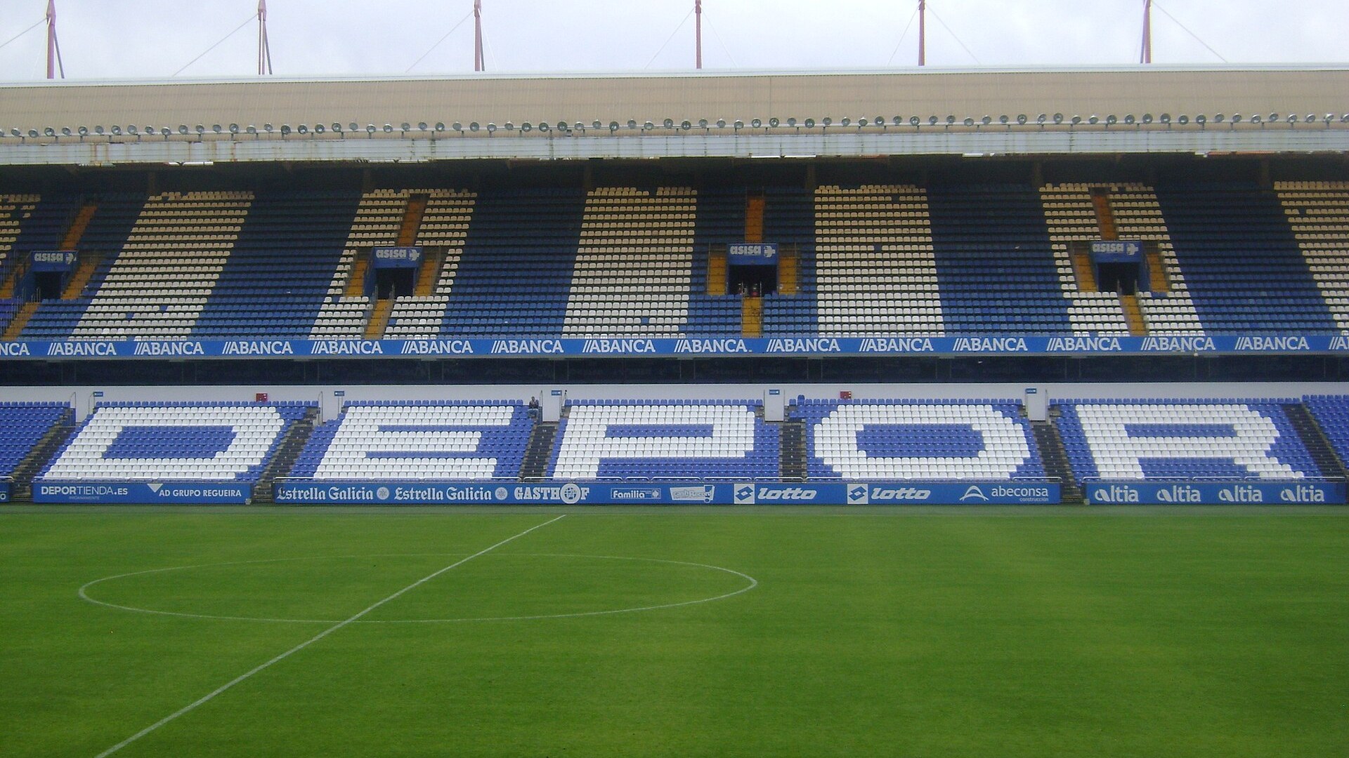 Трибуните на стадион „Риасор“ в Ла Коруня с надпис DEPOR