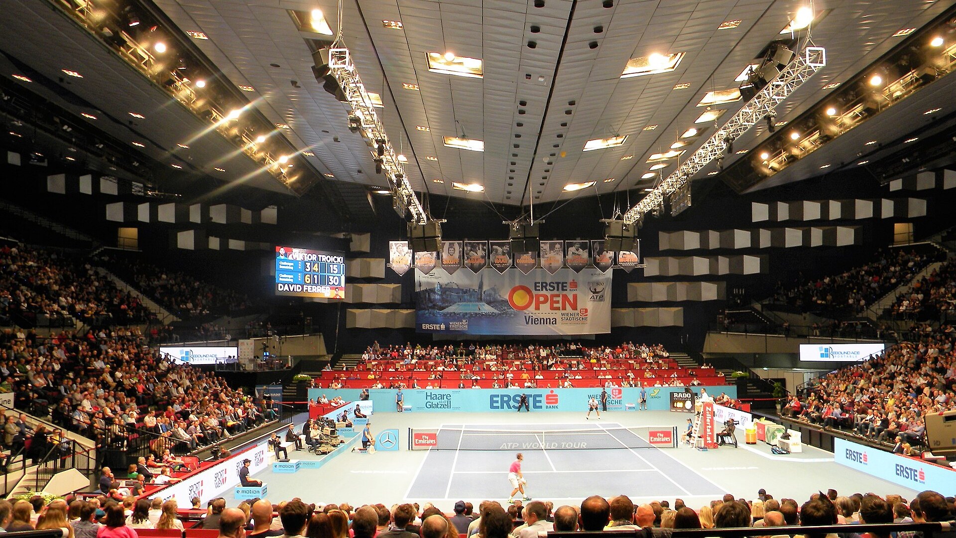 Тенис корт в пълната зала Wiener Stadthalle във Виена по време на мач от Erste Bank Open