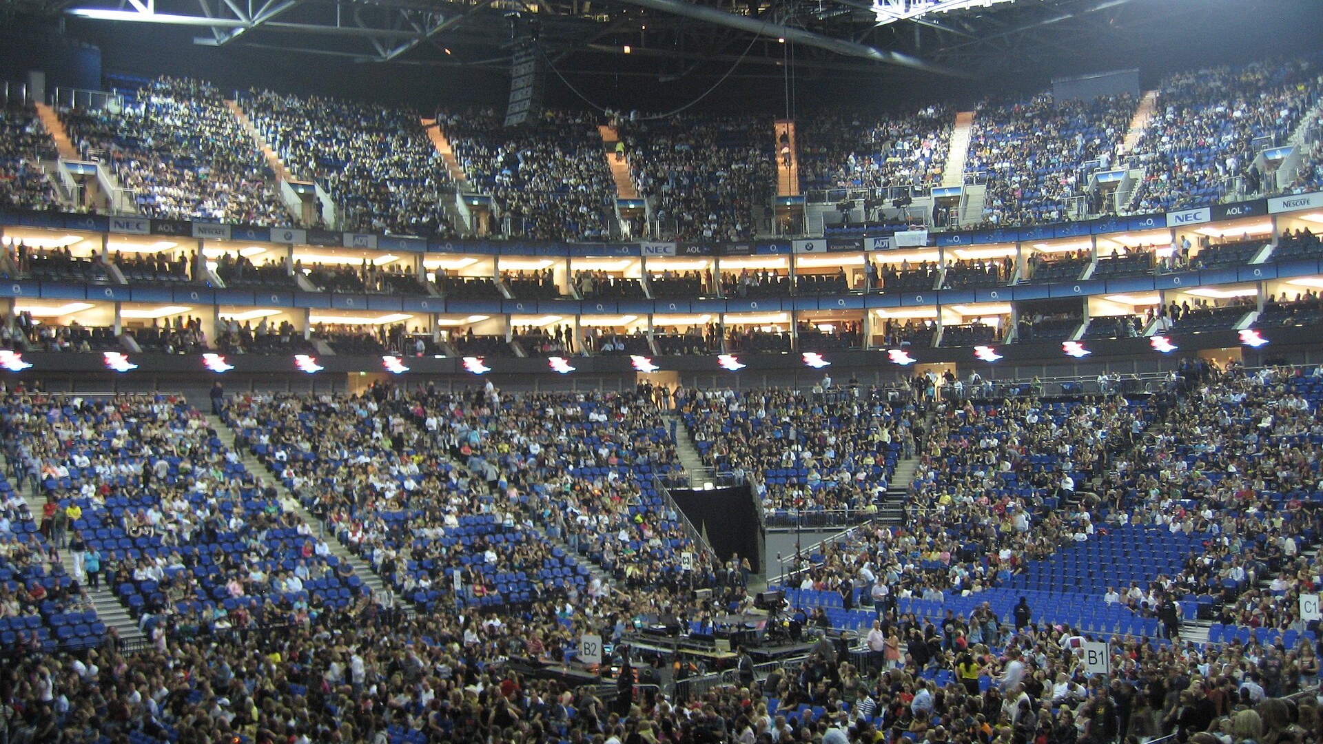 Препълнените трибуни на O2 Arena в Лондон по време на събитие