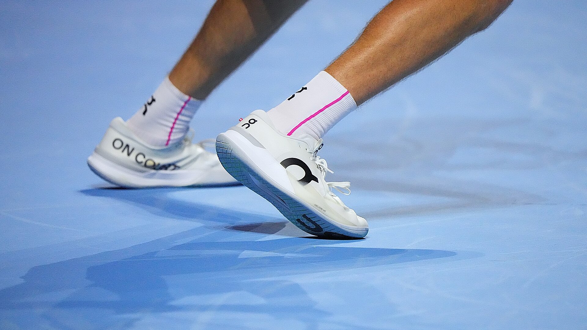 Тенисист в движение върху синия корт на турнира Swiss Indoors в Базел