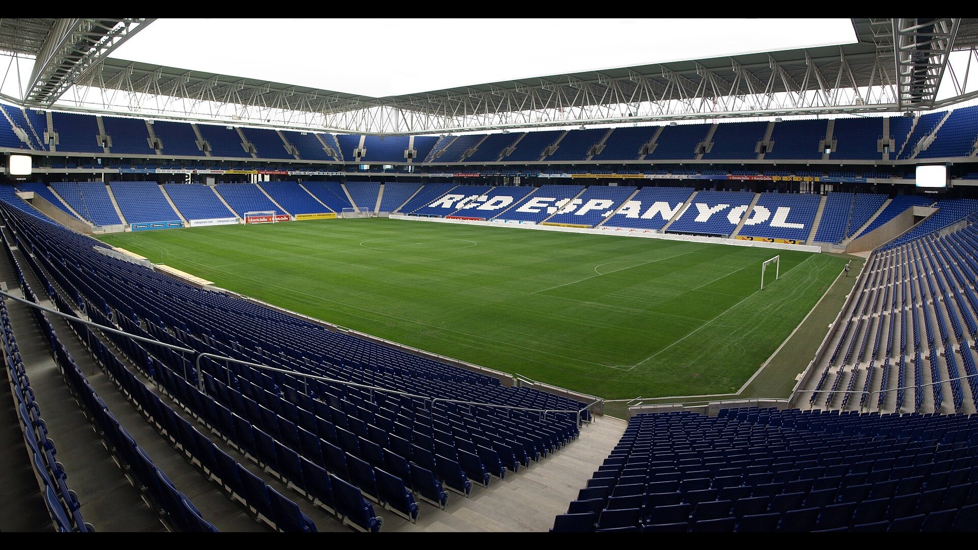 Празните сини трибуни на стадиона на Еспаньол с надпис RCD Espanyol