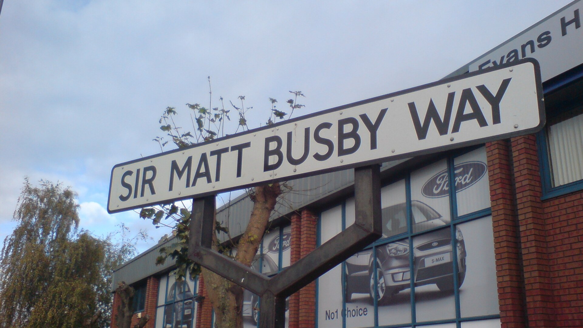 Табелата на улица Sir Matt Busby Way до стадион „Олд Трафорд“ в Манчестър