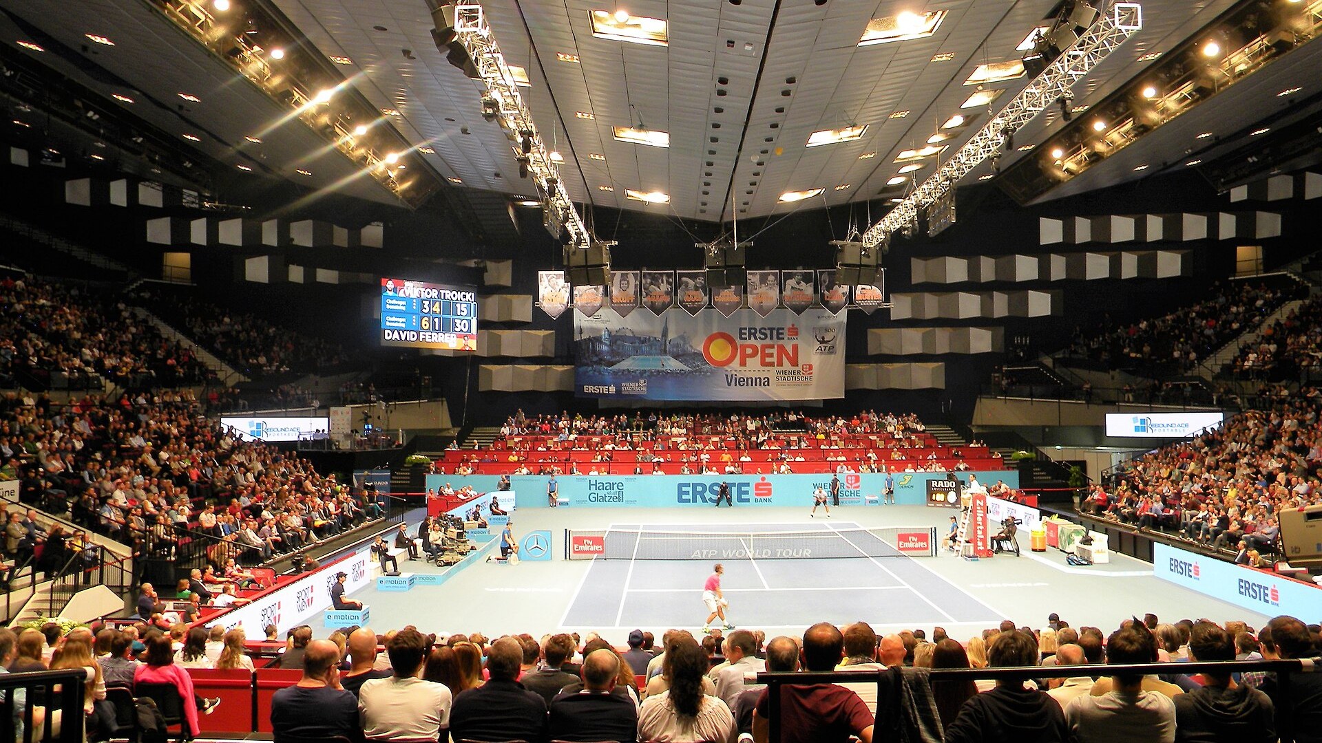 Тенис корт в залата Винер Щадтхале по време на мач от турнира Erste Bank Open във Виена, пълни трибуни