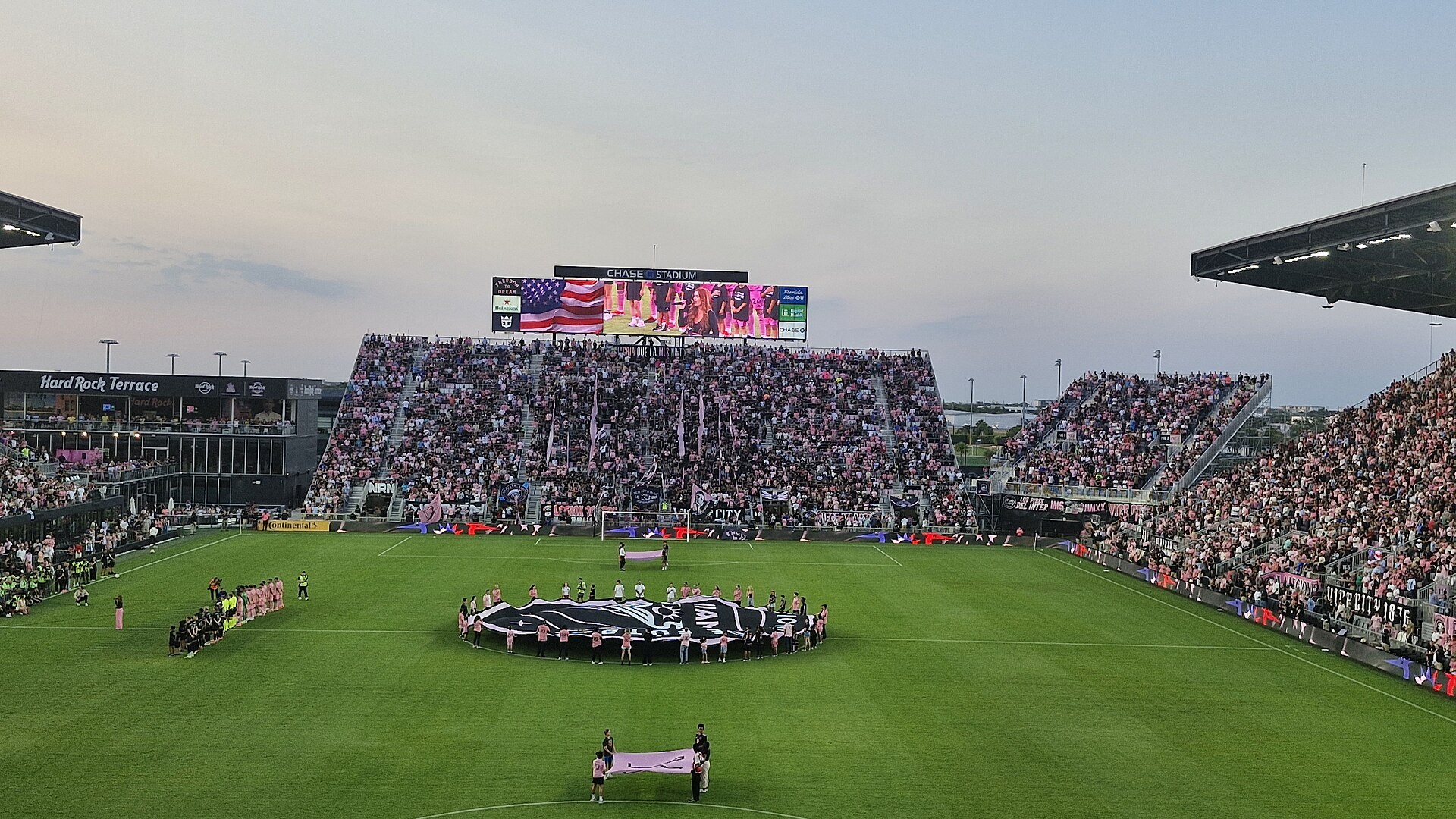 Пълните трибуни на Chase Stadium във Форт Лодърдейл преди мач на Интер Маями