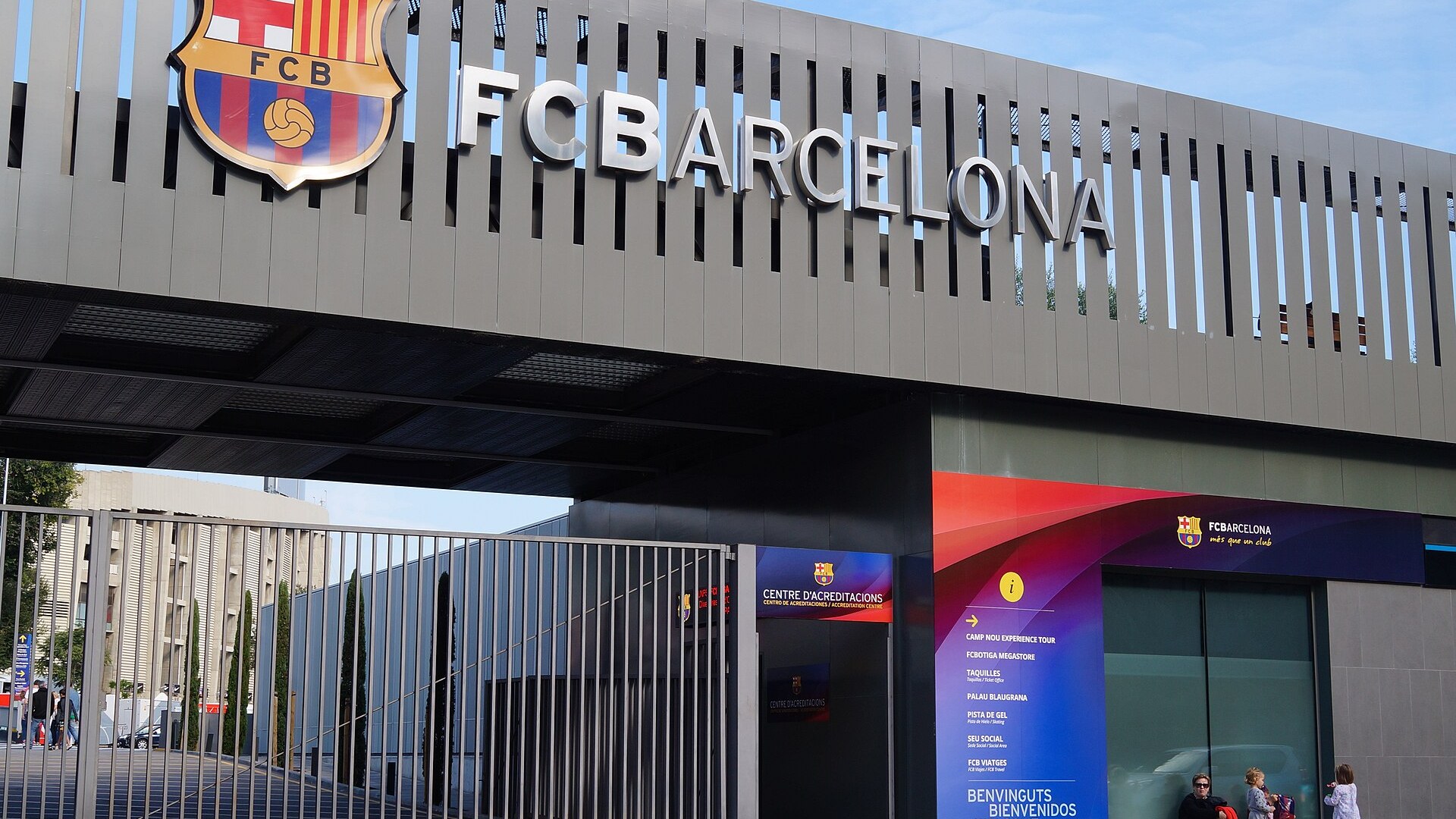 Главният вход на стадиона на ФК Барселона с клубния герб и надпис FC Barcelona