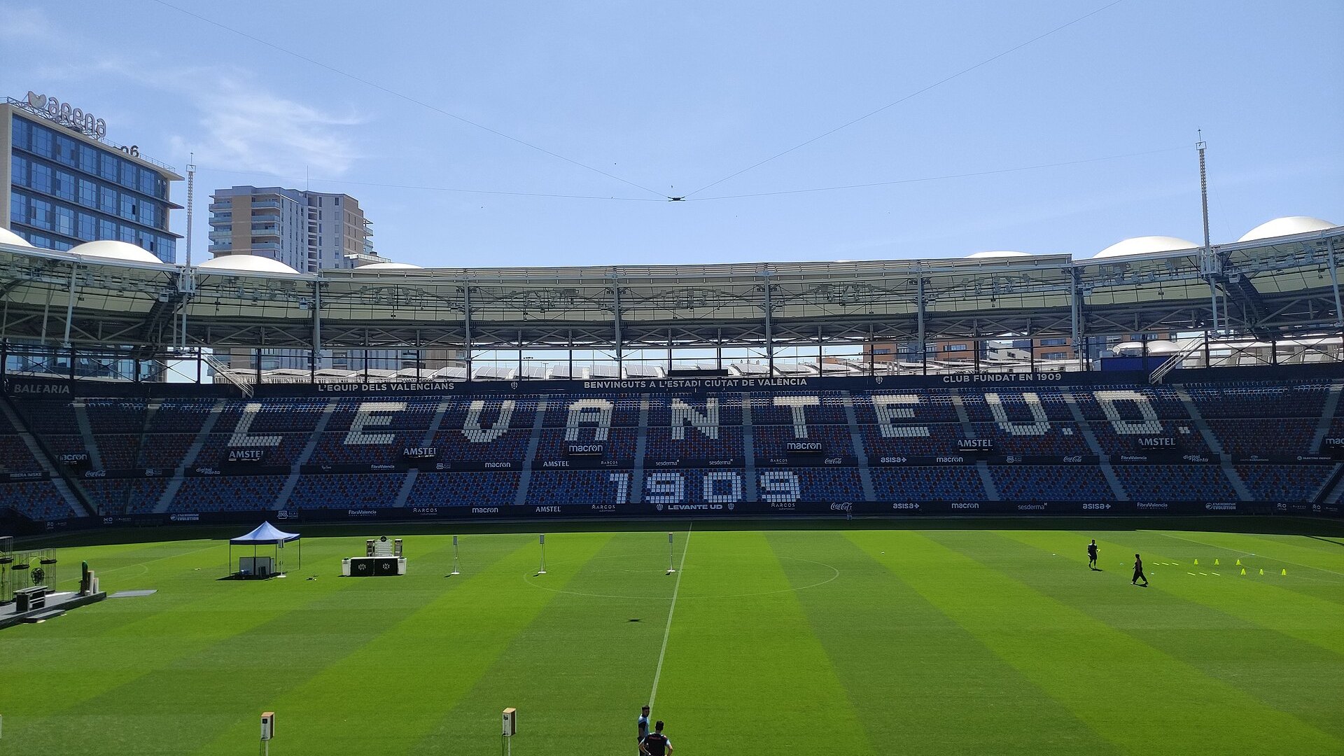 Стадион „Сиутат де Валенсия“ на Леванте с надпис Levante UD 1909 на трибуната