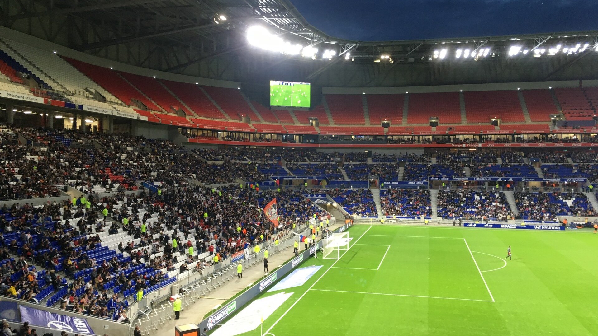 Пълният Groupama Stadium в Лион по време на вечерен мач на Олимпик Лион