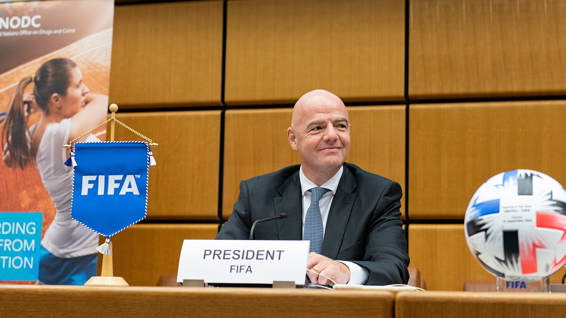 Президентът на ФИФА Джани Инфантино на официално събитие зад табела President FIFA