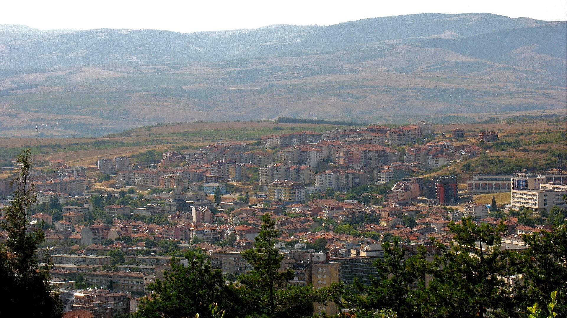 Панорама на Благоевград с планините зад града