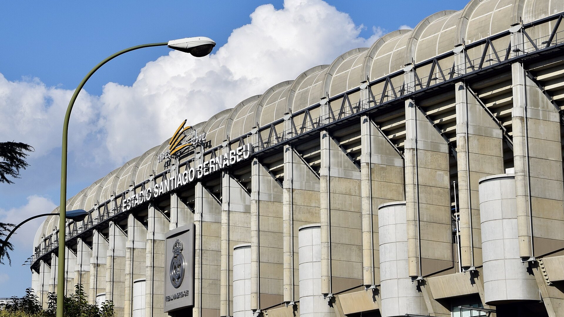 Фасадата на стадион „Сантяго Бернабеу“ в Мадрид под синьо небе