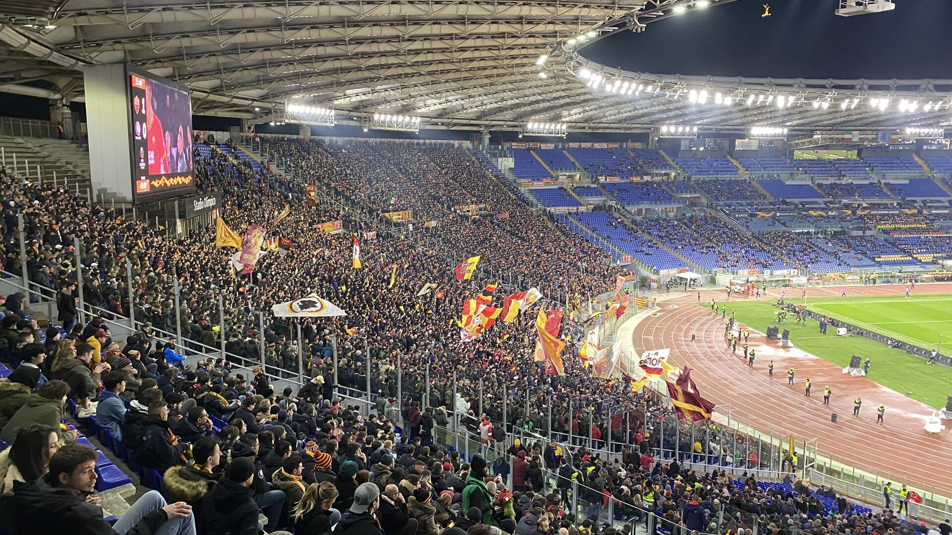 Феновете на Рома в Curva Sud на стадион „Олимпико“ по време на мач от Лига Европа