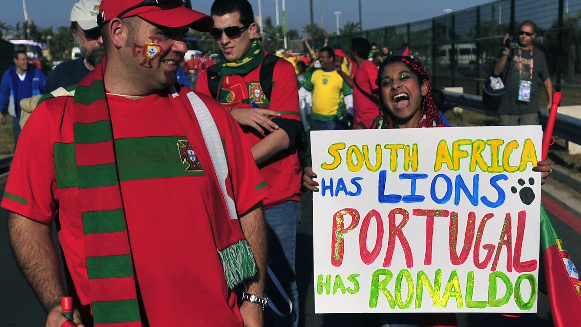 Португалски фенове с плакат „Portugal has Ronaldo“ преди мач на Световното първенство