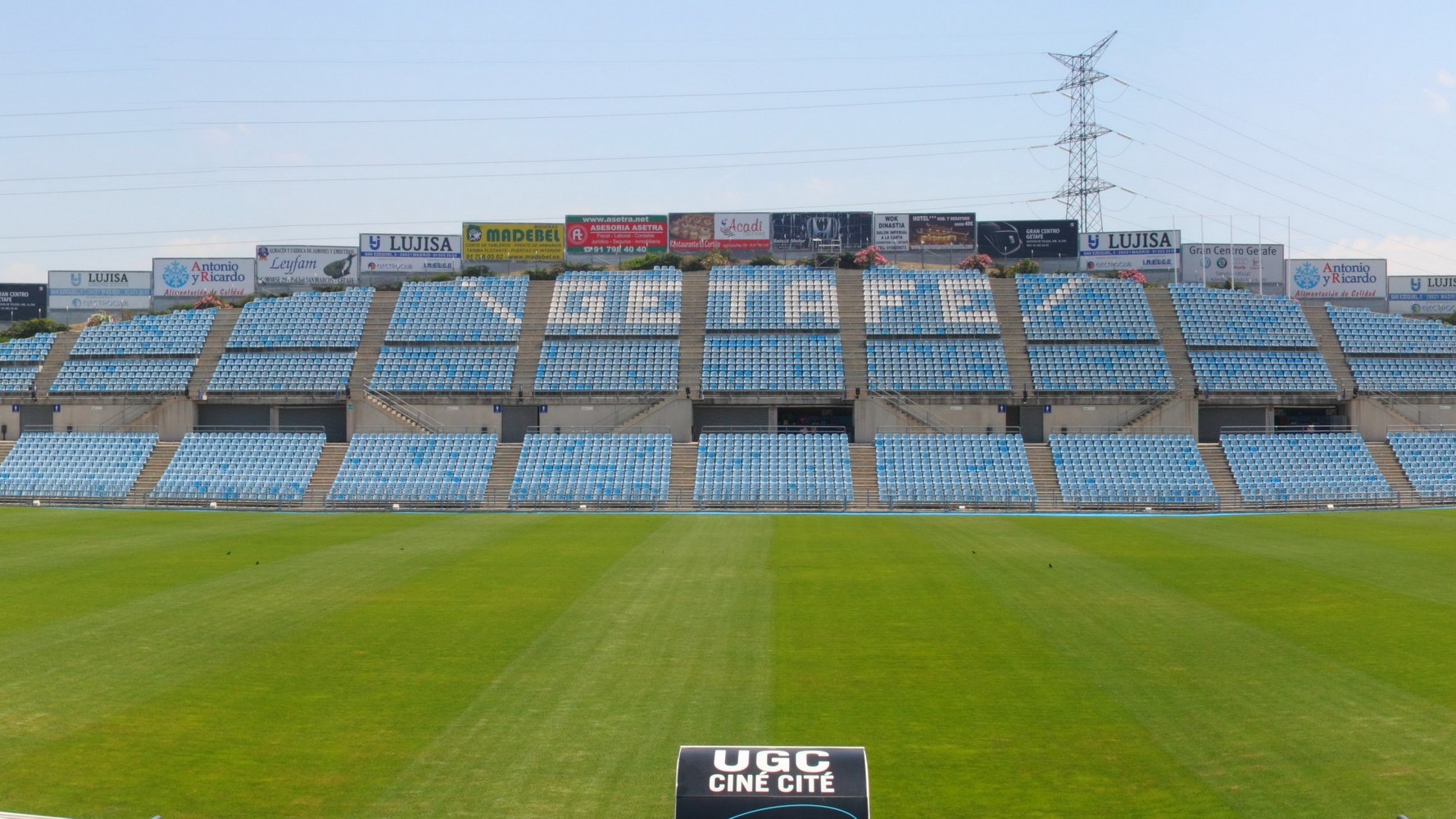 Трибуните на стадион „Колизеум Алфонсо Перес“ с надпис GETAFE от седалките