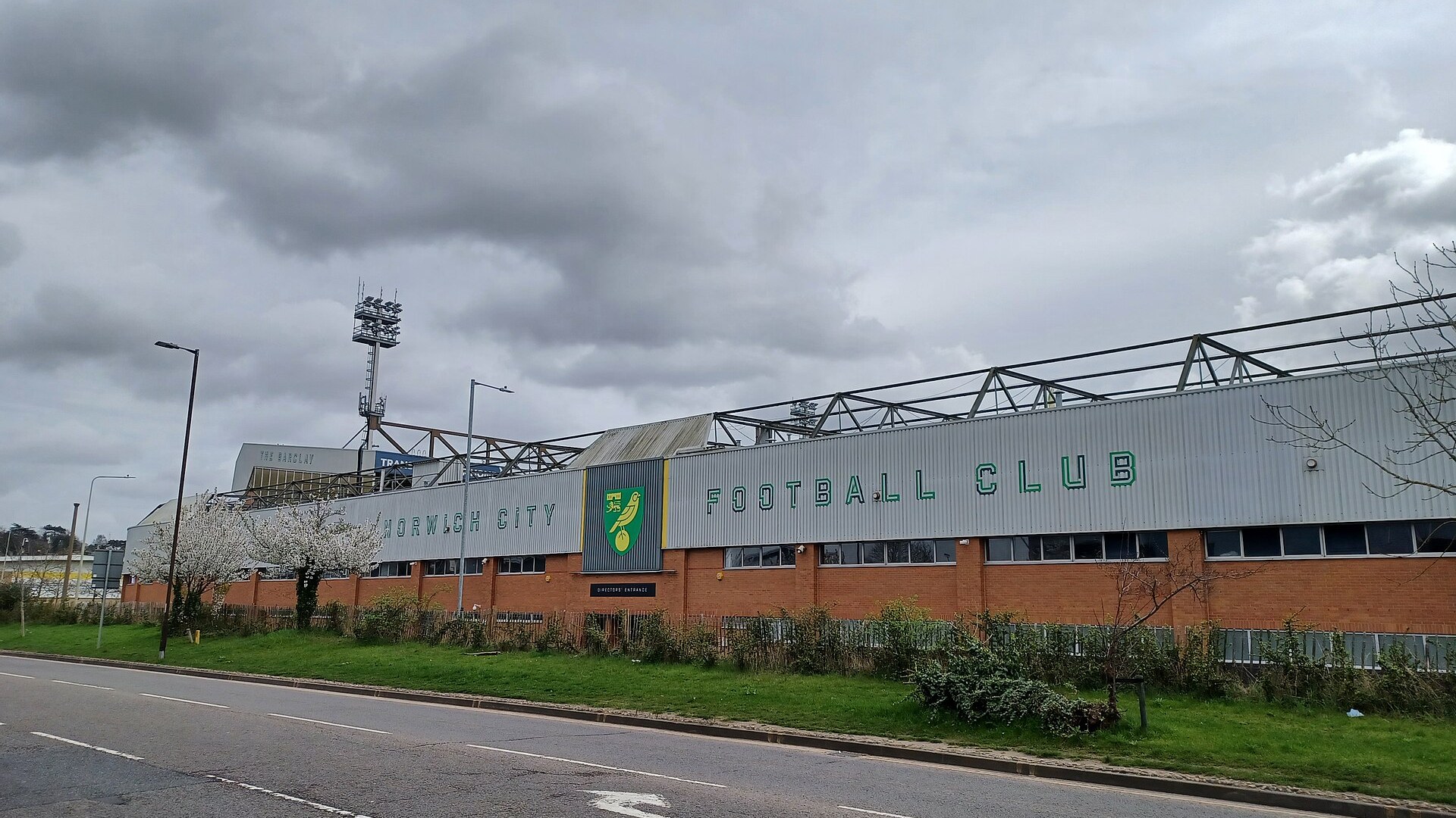 Стадион „Карау Роуд“ в Норич, домът на Норич Сити, с табела Football Club на фасадата