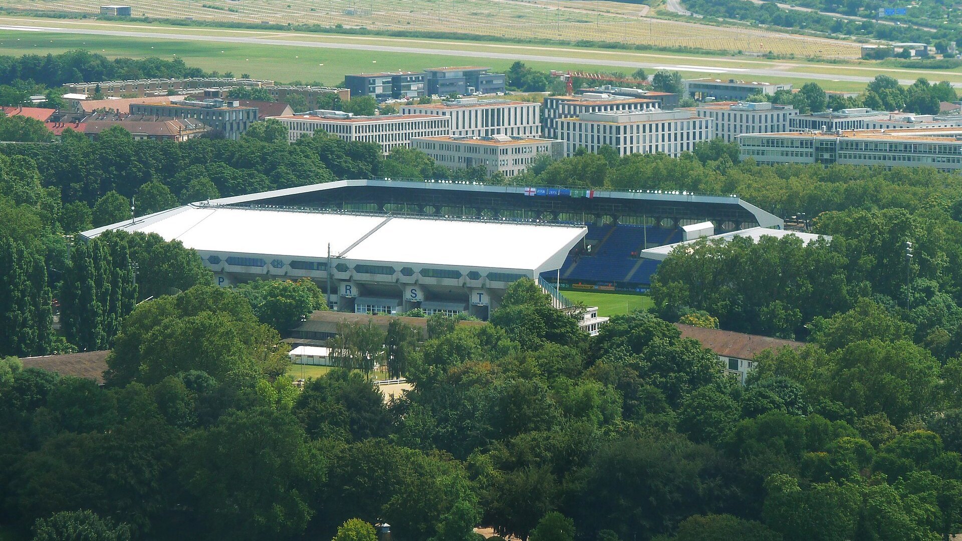 Въздушна снимка на стадион Carl-Benz-Stadion в Манхайм сред дървета и сгради