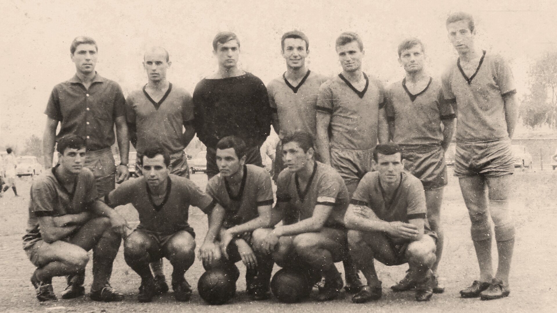 Архивна снимка на футболния отбор на Марек от 1964 година