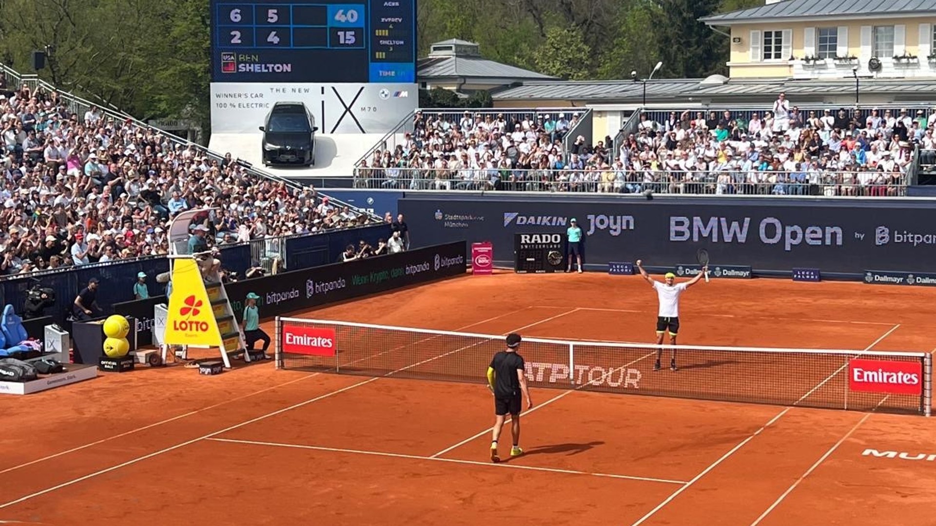Александър Зверев срещу Бен Шелтън на финала на BMW Open в Мюнхен през 2025 г. пред пълни трибуни